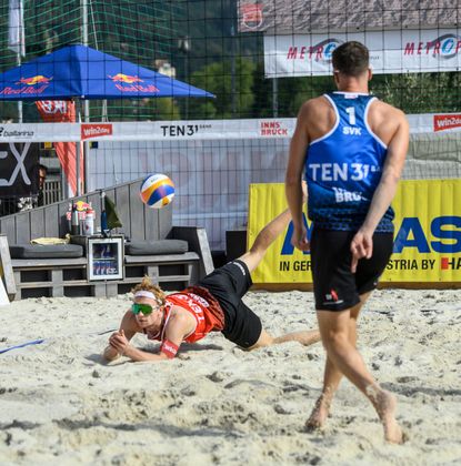 Beim Beachvolleyball sind Flugeinlagen üblich: Timo Hammarberg warf sich jedenfalls richtig ins Zeug, pardon den Sand.