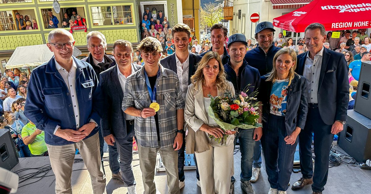 Enormer-Andrang-im-Ortszentrum-Hopfgarten-ist-stolz-auf-seinen-Stephan