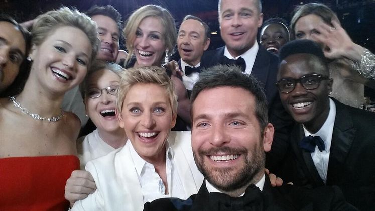 Mitten in der Oscar-Verleihung versammelte Ellen Degeneres Stars wie Brad Pitt, Angelina Jolie, Meryl Streep und Julia Roberts um sich und ließ Bradley Cooper auf den Auslöser ihres Smartphones drücken. Bis zum Ende der Show wurde das Foto auf Twitter mehr als 1,7 Millionen mal weitergeleitet.