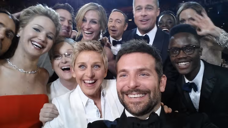 Mitten in der Oscar-Verleihung versammelte Ellen Degeneres Stars wie Brad Pitt, Angelina Jolie, Meryl Streep und Julia Roberts um sich und ließ Bradley Cooper auf den Auslöser ihres Smartphones drücken. Bis zum Ende der Show wurde das Foto auf Twitter mehr als 1,7 Millionen mal weitergeleitet.