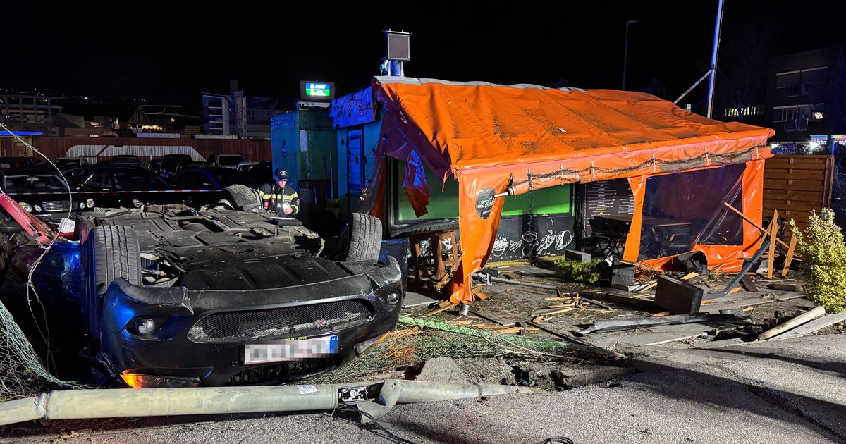 Auto-berschlug-sich-Zwei-Personen-nach-schwerem-Unfall-am-Innsbrucker-Grabenweg-im-Spital