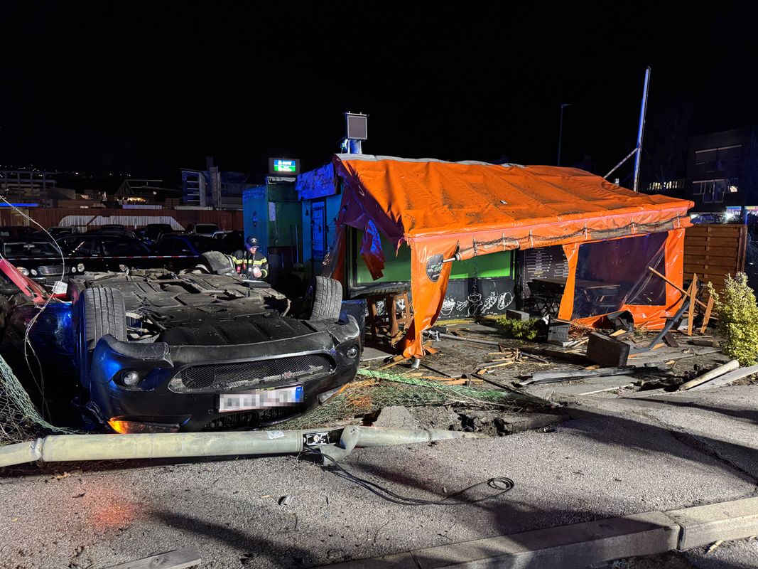 Auto überschlug sich: Zwei Personen nach schwerem Unfall am Innsbrucker Grabenweg im Spital