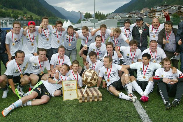 2. Klasse West: Für Paznaun-Trainer Martin Radda war die Defensive einer der Gründe für den Titel. Außerdem schweißten widrige Umstände das Team um Kapitän Simon Pfeifer immer mehr zusammen.