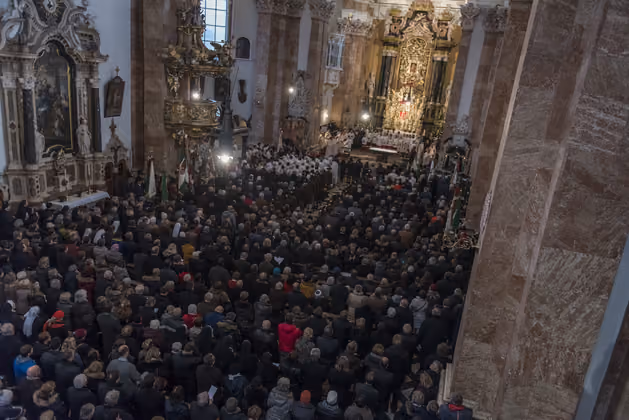 Wer einen Platz im Dom wollte, musste früh kommen.