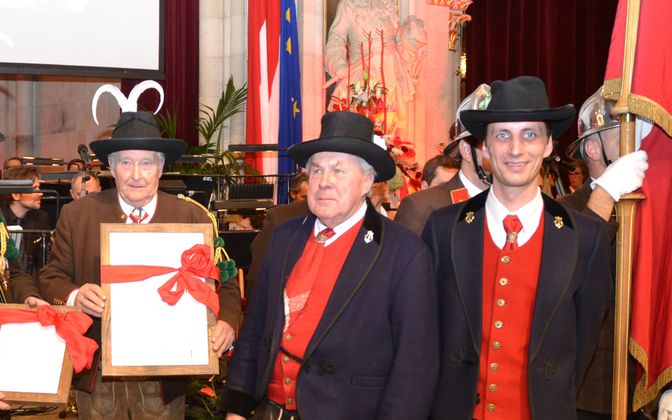 Peter Silberberger (Mitte, 2. v. l.) übergab die Noten für seinen Marsch an Tirolerbund-Präsident Herwig Pelzer (l.).