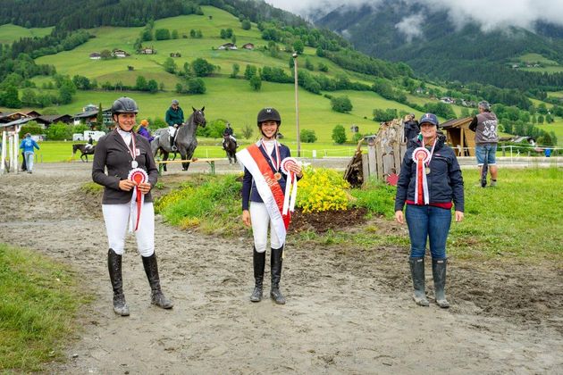Siegerehrung in Zeiten von Corona: Siegerin Alexandra Fuchs (Mitte) mit der Zweitplatzierten Magdalena Hell (l.) und der Dritten Joanna Schorn (r.).