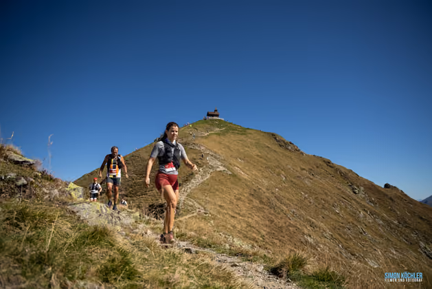 Gelaufen wird auf schmalen Pfaden mit herrlichen Ausblicken. Die Marathondistanz führt über die zum schönsten Platz Tirols gekürte Kellerjochkapelle mit Panoramablick über das gesamte Inntal. 