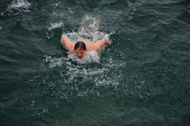 Für die Schwimmer galt es, die 50 Meter lange Strecke bis zum Eisberg zu meistern. Bei vier Grad Celsius Wassertemperatur eine sowohl körperliche als auch geistige Herausforderung.