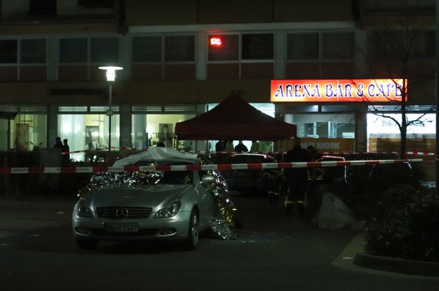 Zeugenhinweise führten die Polizei zu dem mutmaßlichen Täter, der mit einer anderen Leiche tot in einer Wohnung gefunden wurde.
