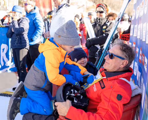 Franz Klammer mit seinen Enkelkindern. 