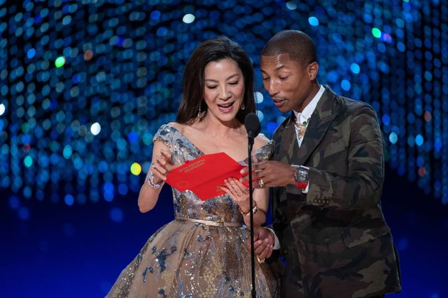 Ja, er ist eine Stilikone. Ja, Männer dürfen gern etwas mehr Modemut zeigen. Aber ein Anzug mit kurzen Hosen in Tarnfarben, echt jetzt, Pharrell Williams?
