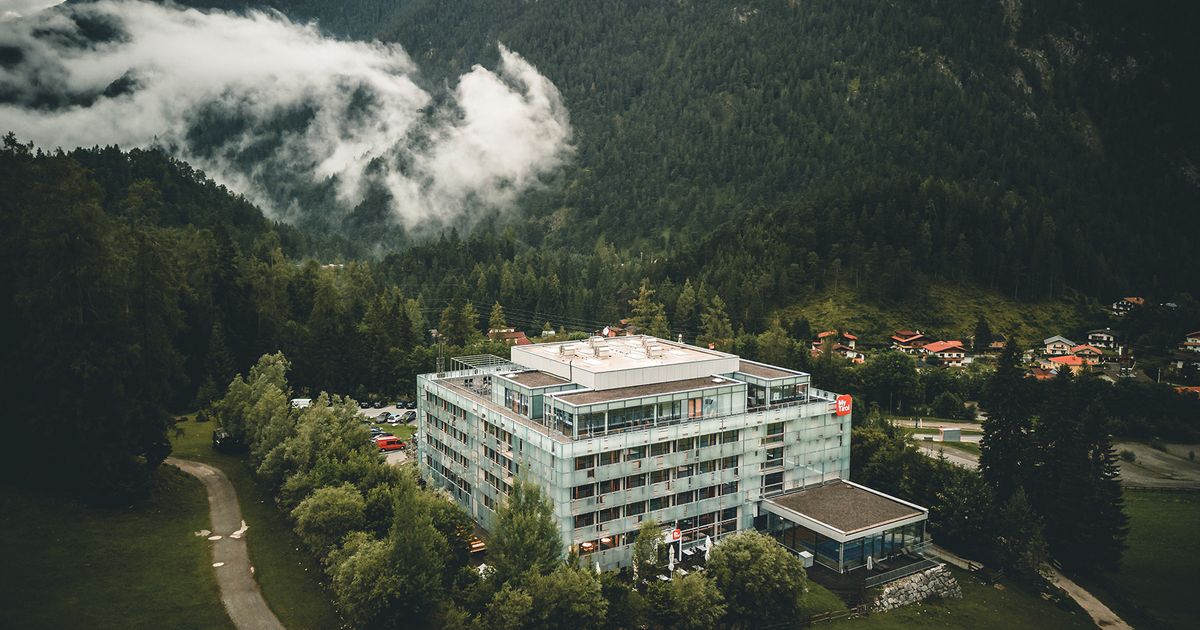 Millionenverluste-und-Vorwurf-der-Liebhaberei-Swarovski-Hotel-startet-neu-durch