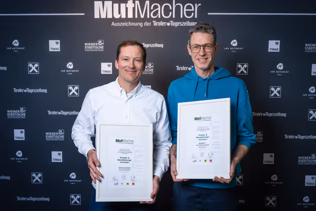 MutMacher in der Kategorie „Produkt- und Dienstleistungsinnovation“: Gottstein für die nahtlosen Hausschuhe mit Kalle Matz (l.) und Bergblatt für die erste vertical Farm in Innsbruck für Keimlinge mit Florian Proxauf. 