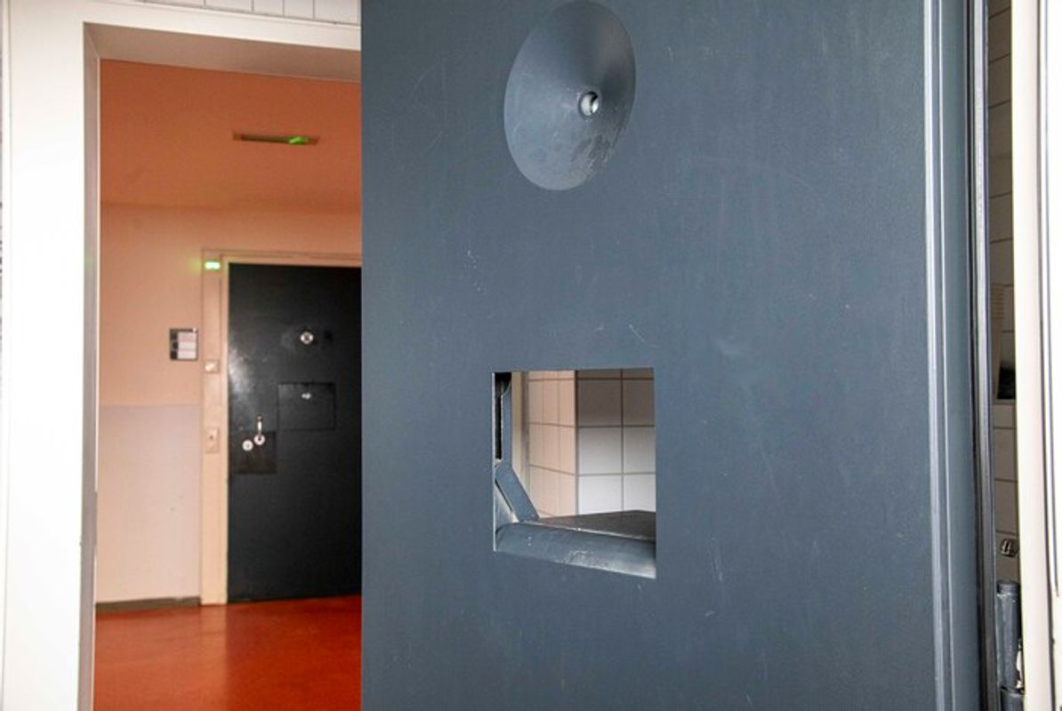 Gefängnis-Insassin biss Tiroler Beamtin fast den Finger ab