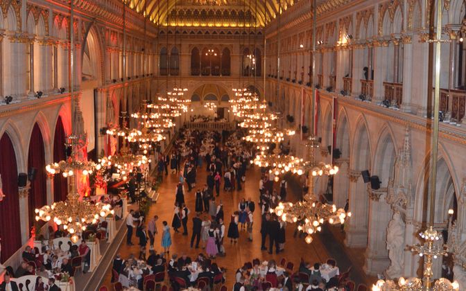 Ein Blick auf den Festsaal des Rathauses von oben.