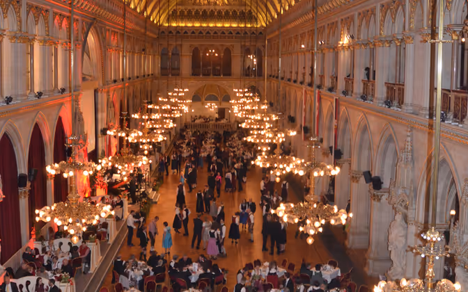 Ein Blick auf den Festsaal des Rathauses von oben.