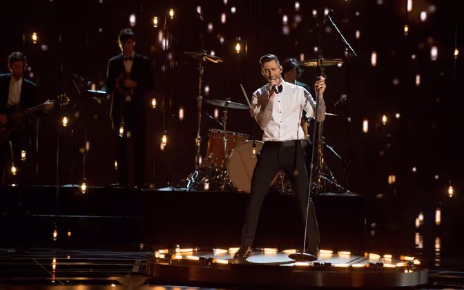 Adam Levine wurde bei seinem Auftritt mit "Lost Stars" aus dem Film "Begin Again" von seinen Bandkollegen von Maroon 5 unterstützt.
