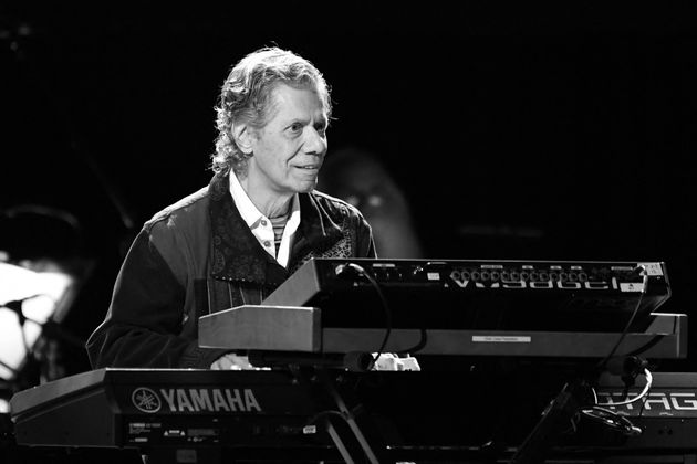 9. Februar: CHICK COREA (✞ 79) | Der als Armando Anthony Corea geborene US-Amerikaner mit spanischen und italienischen Wurzeln galt als einer der konturenschärfsten Pianisten des modernen Jazz. Stark beeinflusst hatte den Mitbegründer des Rock- und Fusion-Jazz die Jazz-Ikone Miles Davis. Chick Corea gewann 23 Grammy Awards und veröffentlichte als Bandleader und Solist über 100 Alben. Er starb an einer Krebserkrankung.