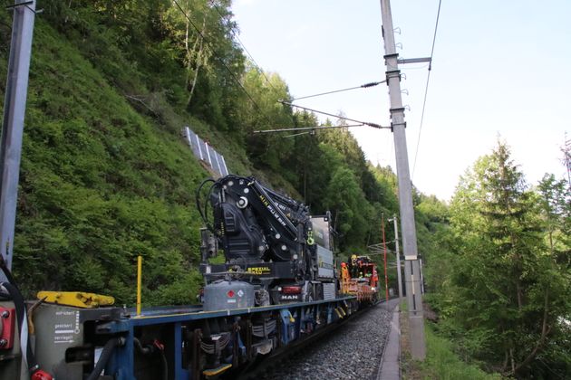 Ein Lkw mit Bohrlafette wurde auf einem Waggon zur Risikostelle transportiert. 