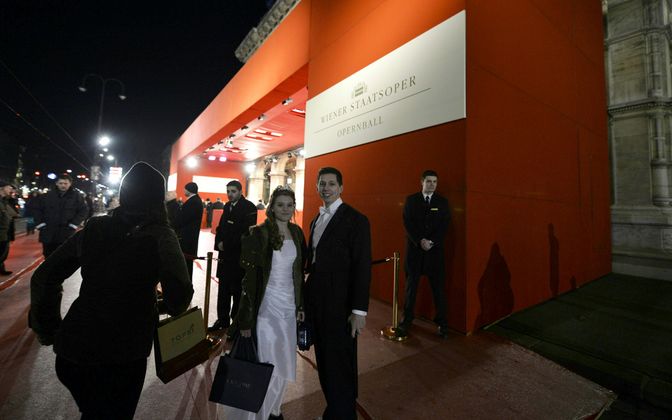 Die ersten Gäste, die die Staatsoper betreten, sind die Debütanten.