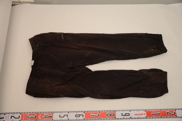 ... eine schwarze Jogginghose.