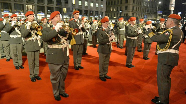 Die Gardemusik hatte seine Opernball-Premiere und spielte auf dem Roten teppich auf.