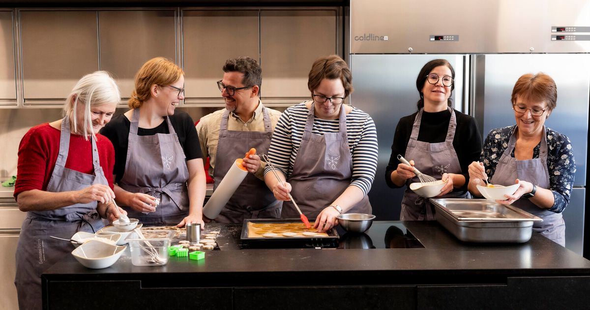 Wie-aus-einfachen-Zutaten-Weihnachtszauber-entsteht-Ein-Besuch-im-Kekse-Backkurs