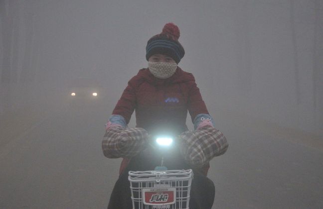 Die Einwohner sehen durch den dichten Smog-Nebel kaum durch.