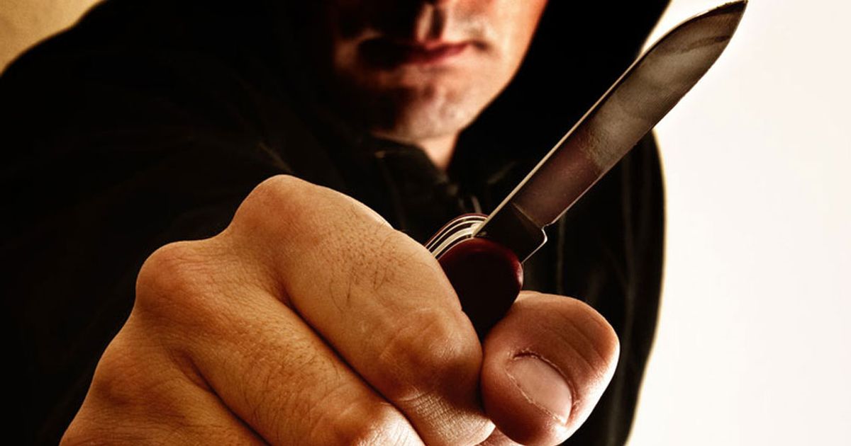 37-J-hriger-in-Innsbruck-mit-Messer-bedroht-T-ter-fl-chten-mit-Bargeld