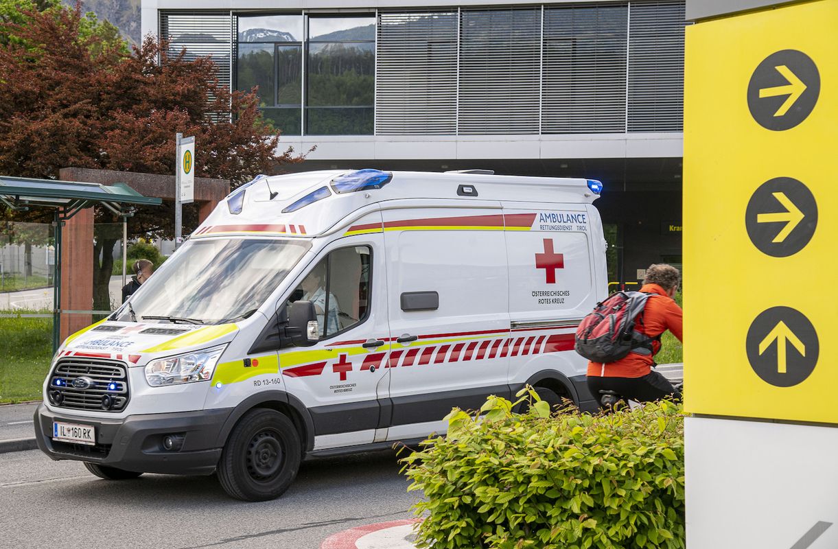 Radlerin stieß in Gnadenwald mit Auto zusammen: 60-Jährige schwer verletzt