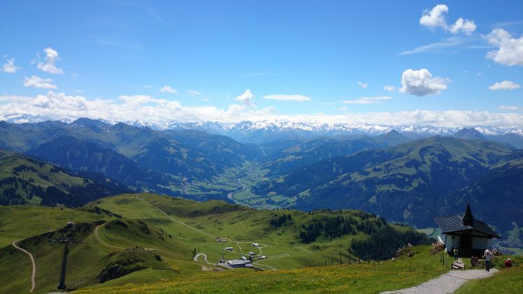 Sandra Döttlinger schickt uns ein Bild vom Kitzbüheler Horn. Wir haben einen schönen Blick in Richtung Hohe Tauern.
