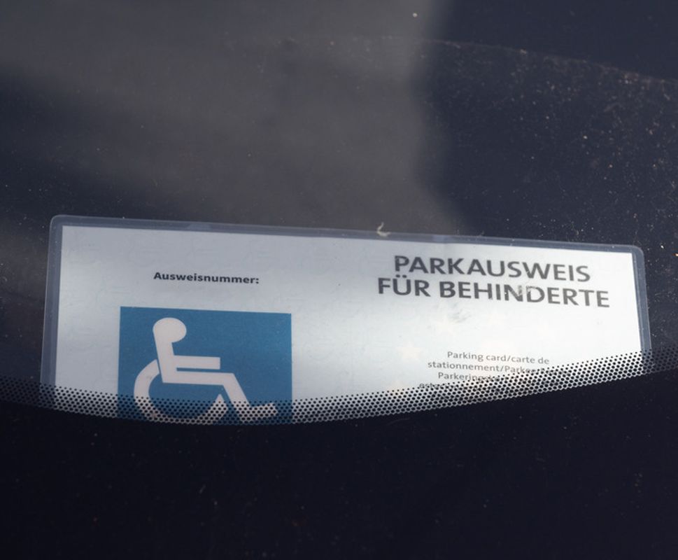 Am falschen Ende gespart: Innsbrucker parkte mit Ausweis eines Toten