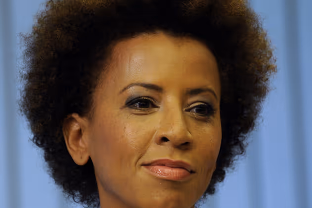 Arabella Kiesbauer startet Ende der 80er Jahre beim ORF mit der Jugendsendung „X-Large“, bevor sie nach Deutschland zum Privat-TV wechselte. Ab 1994 moderierte sie dort zehn Jahre lang ihr Talk-Format „Arabella“. In den ORF kehrte sie 2002 als Moderatorin der Castingshow „Starmania“ zurück, die sie bis 2009 vier Staffeln lang präsentierte. Zurzeit ist sie im österreichischen Privat-TV zu sehen.