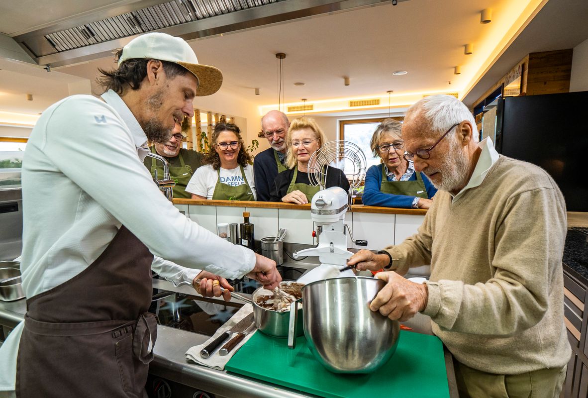 Blumen, Kräuter, Pilze: Sternekoch Peter Fankhauser zeigt, wie gut vegane Küche schmecken kann