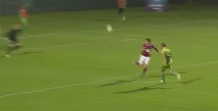 Amateur-Kicker mit Zaubershow: Langer Ball, Ferse, Traumtor