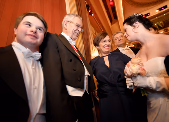 Zum ersten Mal tanzte ein Paar mit Down-Syndrom bei den Debütanten mit. Swatina Wutha und Felix Röper aus Niederösterreich trafen nach dem wundervollen Auftritt bei der Eröffnung auch den Bundespräsidenten Alexander Van der Bellen.