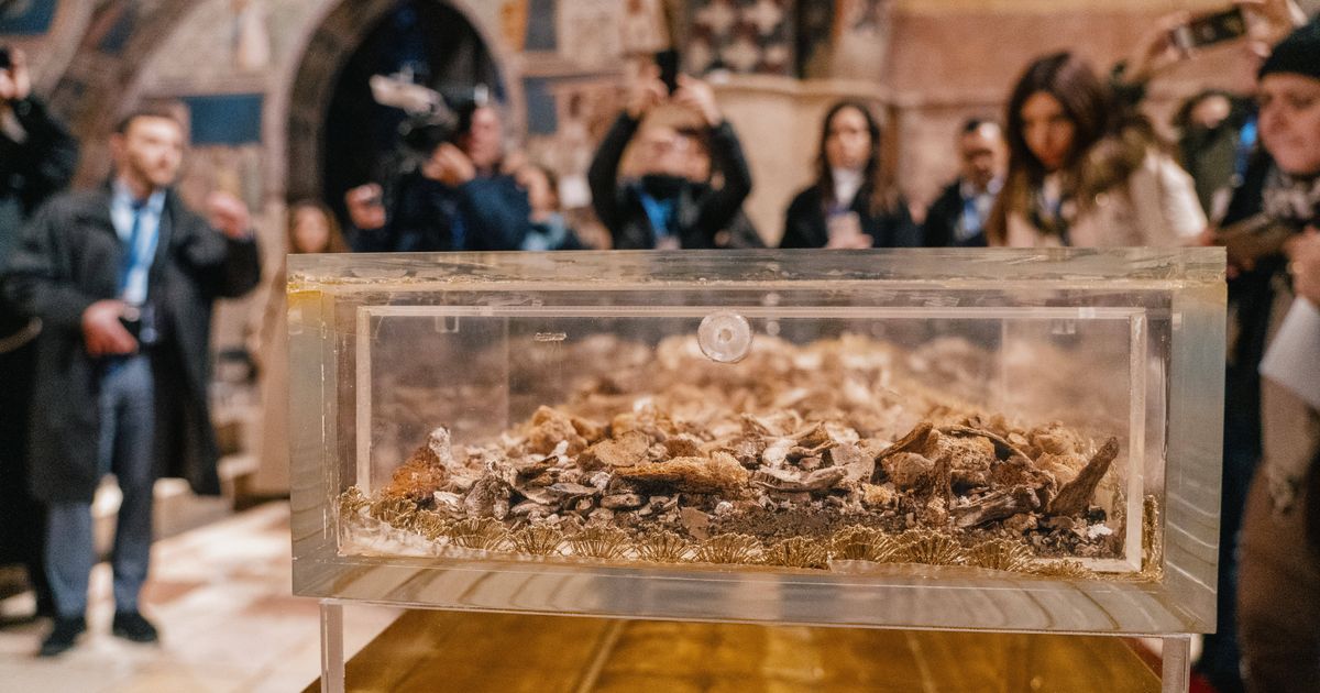Assisi-zeigt-erstmals-Gebeine-des-Heiligen-Franziskus