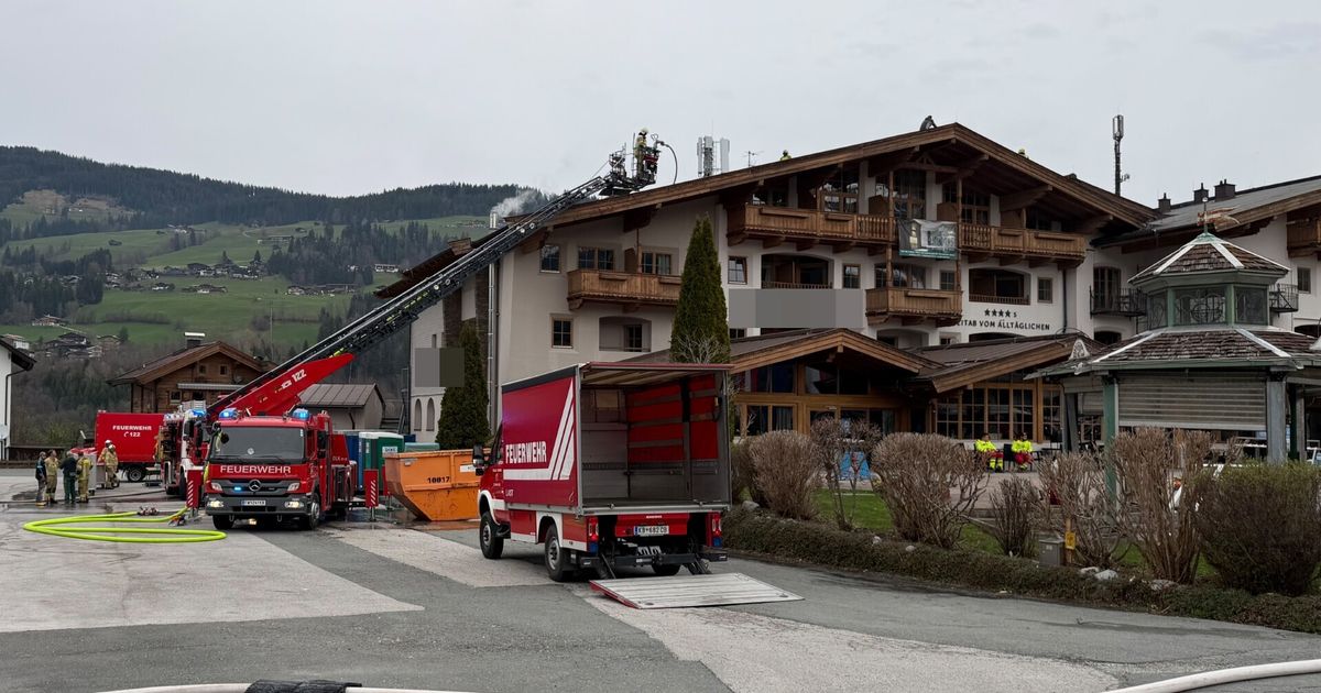 Flammen-bis-ins-Dachgeschoss-Schwieriger-L-scheinsatz-in-Kirchberger-Hotel