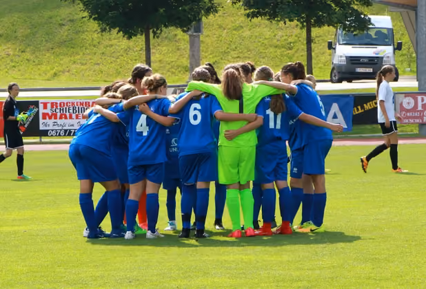 Arm in Arm zum Erfolg – Tirols Fußballerinnen mischten beim Bundesfinale in Schwaz mit: die jungen Damen der SMS Wörgl.