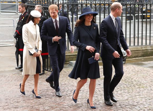 Am Commonwealth Tag hatte Meghan Markle ihren ersten großen Auftritt mit ihrem zukünftgen Ehemann und der Queen. Dafür hielt sie sich an diesem Tag auch an die Etikette und zog sogar eine Strumpfhose an. Auch der Rest ihres Outfits ist angepasst. Kleid bis knapp über das Knie, lange Ärmel und eine Kopfbedeckung.