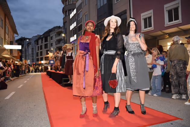 Bei der Modenschau in der Kaiserbergstraße präsentieren Kufsteins Geschäfte ihre neuesten Trends. 