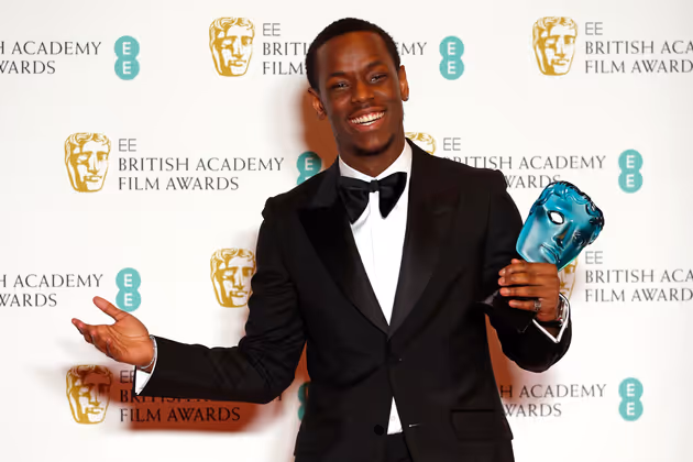 Nachwuchsschauspieler Micheal Ward poses bekam den Rising Star Award.