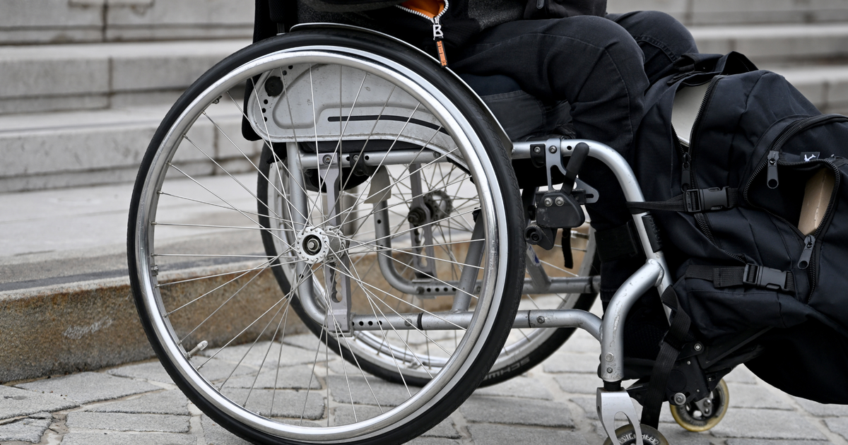 Rollstuhl-kippte-bei-Busfahrt-in-Innsbruck-um-80-J-hriger-erlitt-Kopfverletzungen