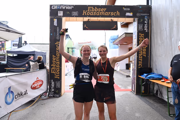 Die Siegerin des KOASA-Classic-Runs, Theresa Zahorka (l.) und die Siegerin KOASA-Höllenritt, Maren Hamm (r.).