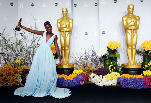 Top: Zu ihrem hellblauen, plissierten, bodenlangen Kleid von Prada fiel Schauspielerin Lupita Nyong‘o das persönlichste Mode-Statement des Abends ein: „Das Blau erinnert mich an Nairobi. Ich wollte heute ein Stück Heimat bei mir haben.“