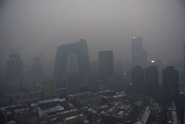 Der Smog hat sich wie ein dicker Nebelteppich über die Stadt gelegt.