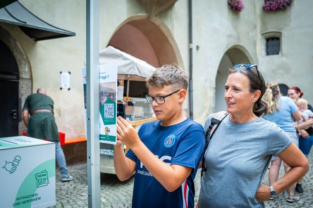 Los geht‘s zur Schnitzeljagd für David und Petra. 