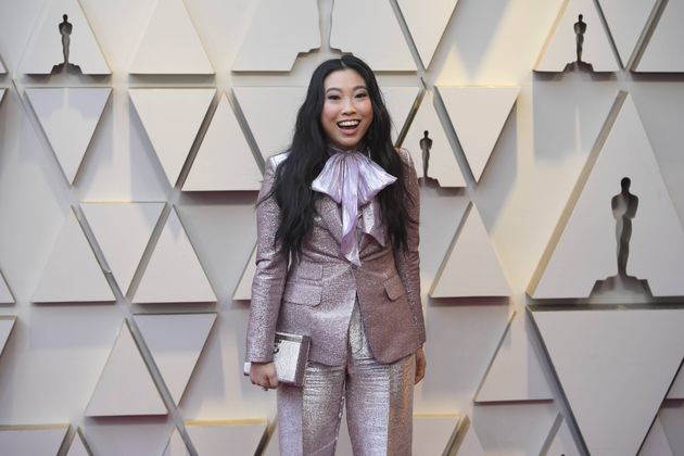 "Crazy Rich Asian"-Schauspielerin AWKWAFINA kam im Anzug von DSquared: Hätte sie mal lieber in den Spiegel geschaut, JLo hätte da bestimmt aushelfen können.