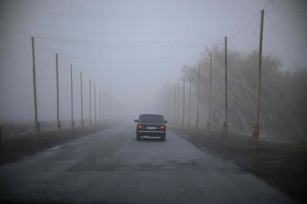 Über dieser Straße im Osten der Ukraine sind Netze gespannt – zum Schutz vor Drohnen.