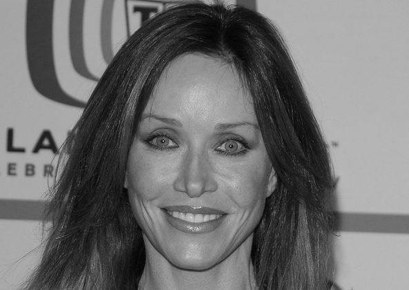 4. Jänner: TANYA ROBERTS (✞ 65): Die US-amerikanische Schauspielerin war vor allem durch ihre Rollen in „Drei Engel für Charlie" und als Bond-Girl im Film „Im Angesicht des Todees" von 1995 bekannt. Sie starb an den Folgen einer Harnwegsinfektion.